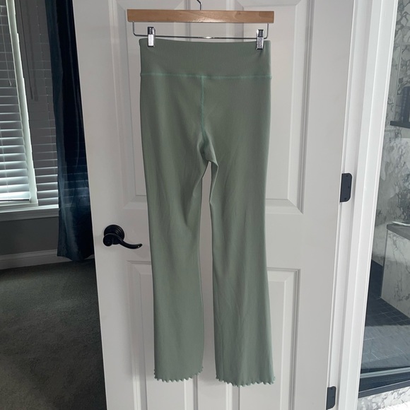 ZELLA ACTIVE Kids Sage Green Bell Bottom Flared Leggings Ribbed Ruffle Hem XL - Picture 6 of 7